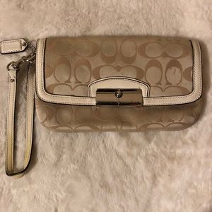 Coach Bags - Auth Coach Wristlet Coach Bags - Auth Coach Wristlet